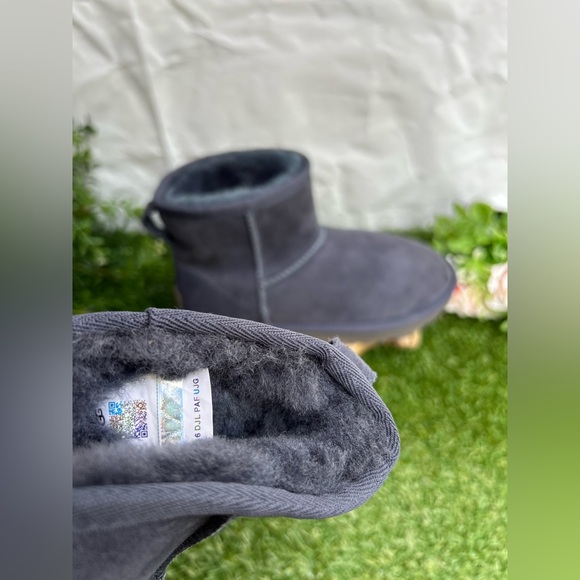 UGG
Classic Mini II Boot
$160 size 6 Color: Eve Blue NEW / store display - Picture 11 of 16